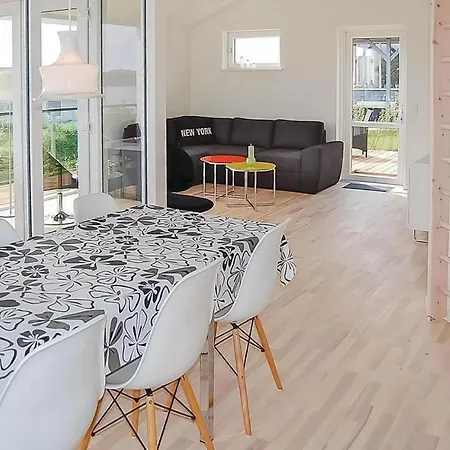 Beach Front Home In Hejls With Wifi בית נופש